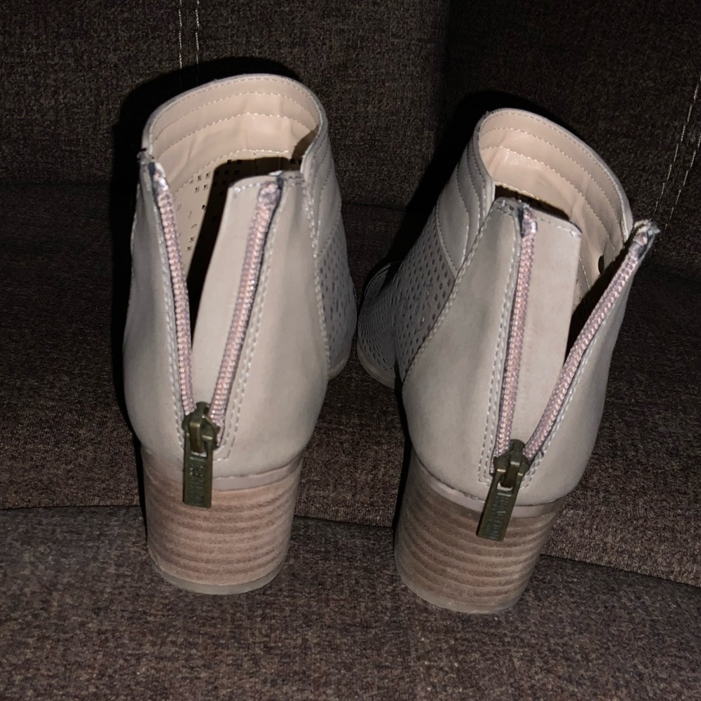 Kenneth Cole sandals with a heel